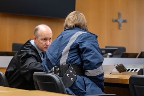 Ein 27 Jahre alter Mann ist vor dem Landgericht Landshut angeklagt, links neben ihm sitzt sein Verteidiger Thomas Fauth. Foto: A