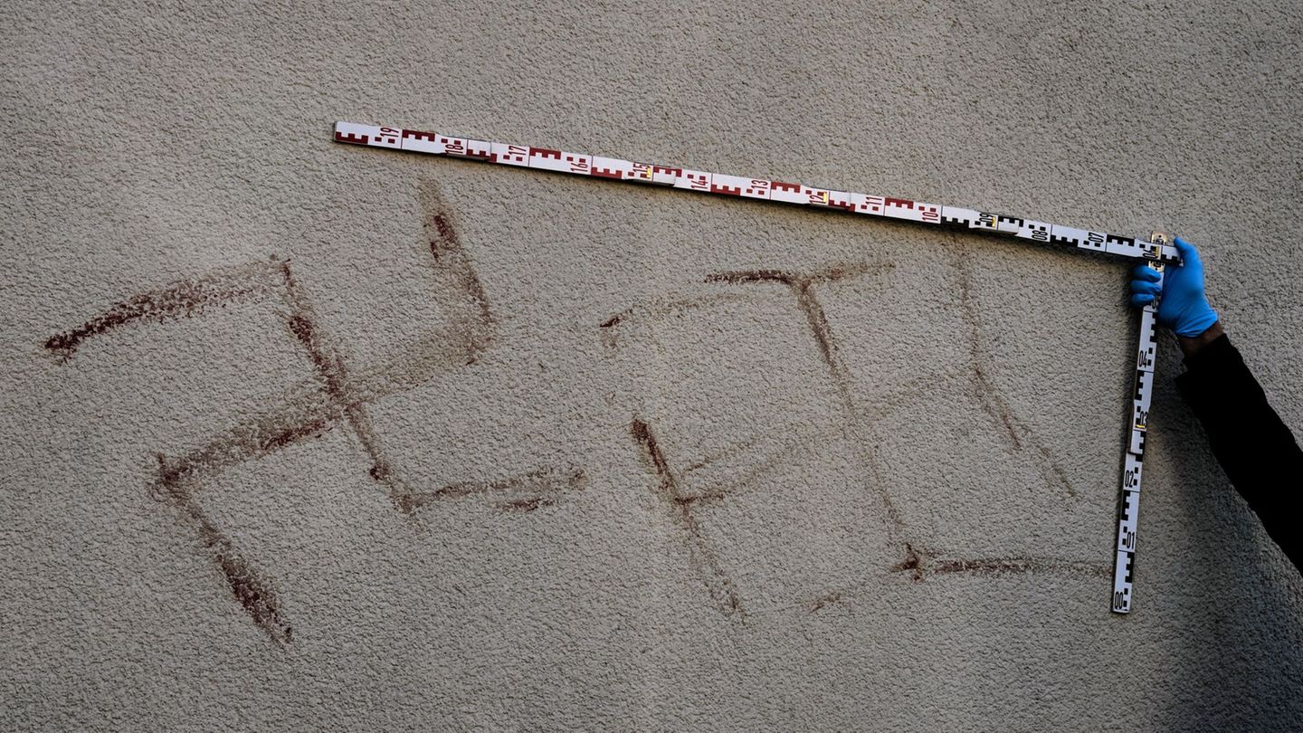 Ermittler bei der Spurensicherung. (Foto-aktuell) Foto: Michael Probst/AP/dpa