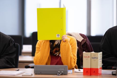 Susann E., mutmaßliche Helferin der Neonazi-Terrorzelle Nationalsozialistischer Untergrund, schweigt zu Beginn des Prozesses am