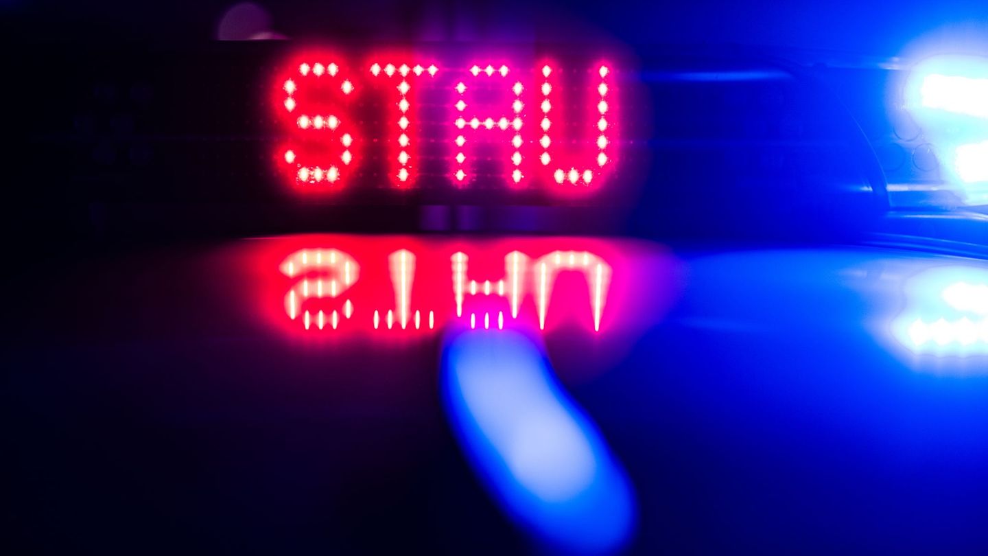 Bei Malsch: Zehn Kilometer Stau auf A5 wegen brennendem Lastwagen