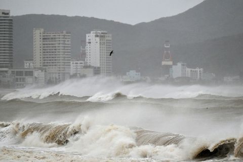 Hoher Wellengang am Strand von Quy Nhon in Gia Lai