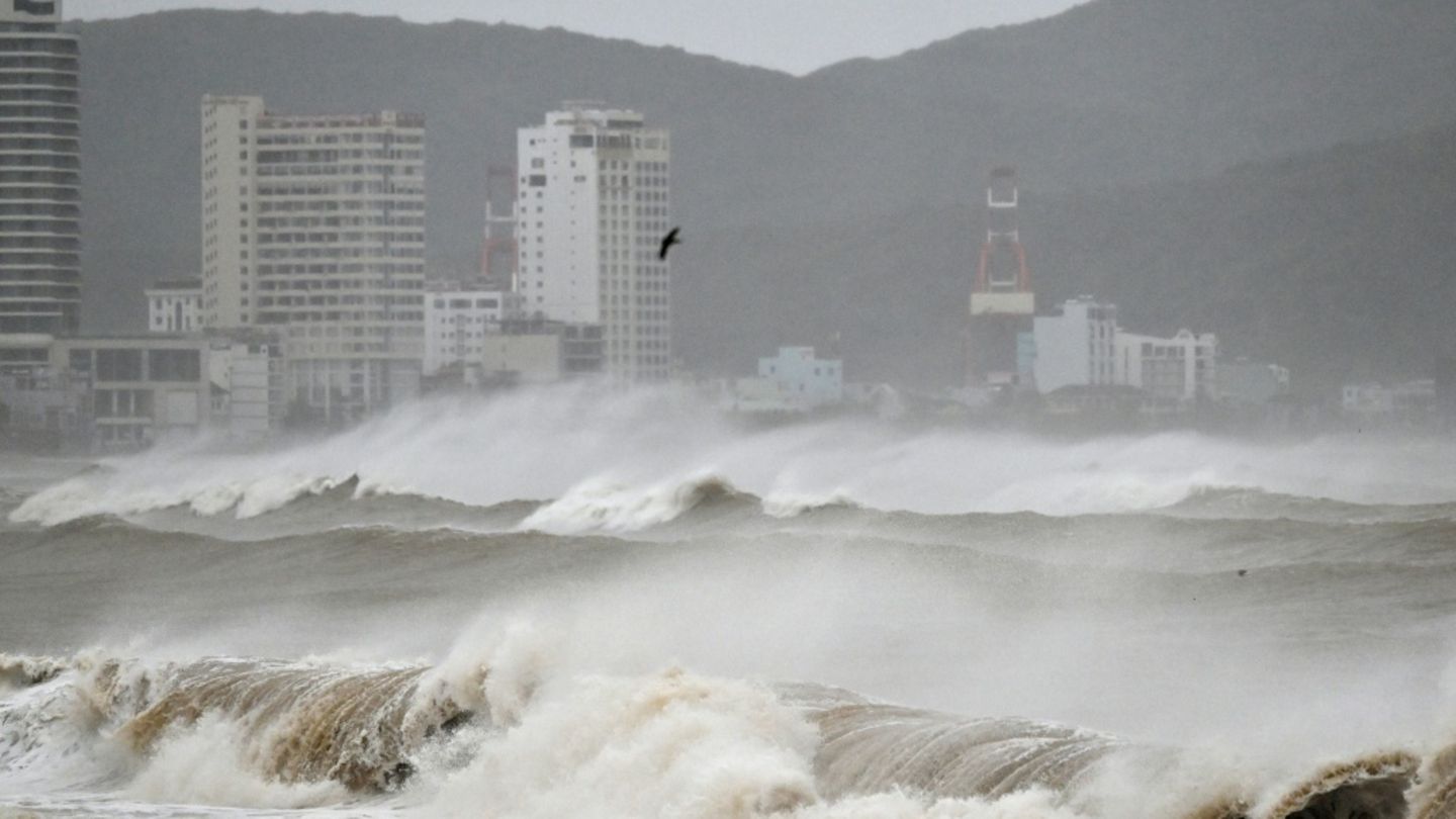 Hoher Wellengang am Strand von Quy Nhon in Gia Lai