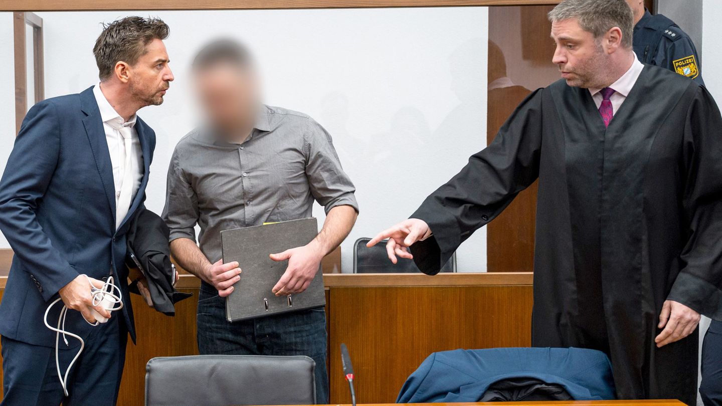 Die Verteidiger räumten zu Prozessbeginn ein, dass der Angeklagte (m., verpixelt) sich heimlich beim Geschlechtsverkehr mit mehr