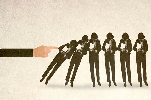 Illustration von Managerinnen, die mit einem Finger zur Seite gedrückt werden