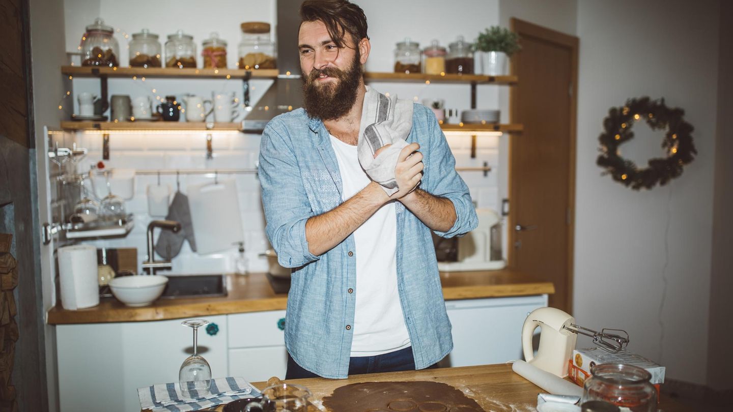 Tweets: Ein junger Mann bei Backarbeiten