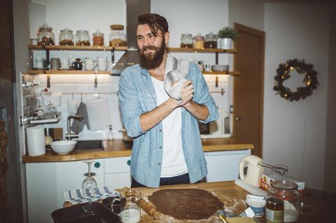 Tweets: Ein junger Mann bei Backarbeiten