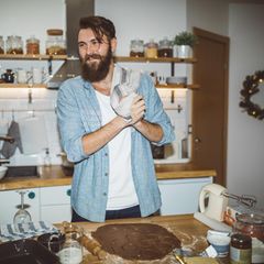 Tweets: Ein junger Mann bei Backarbeiten