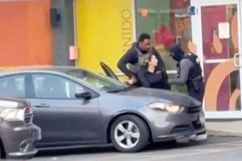 Brutaler ICE-Einsatz gegen Kita-Erzieherin: "Das ist weiße Vorherrschaft"