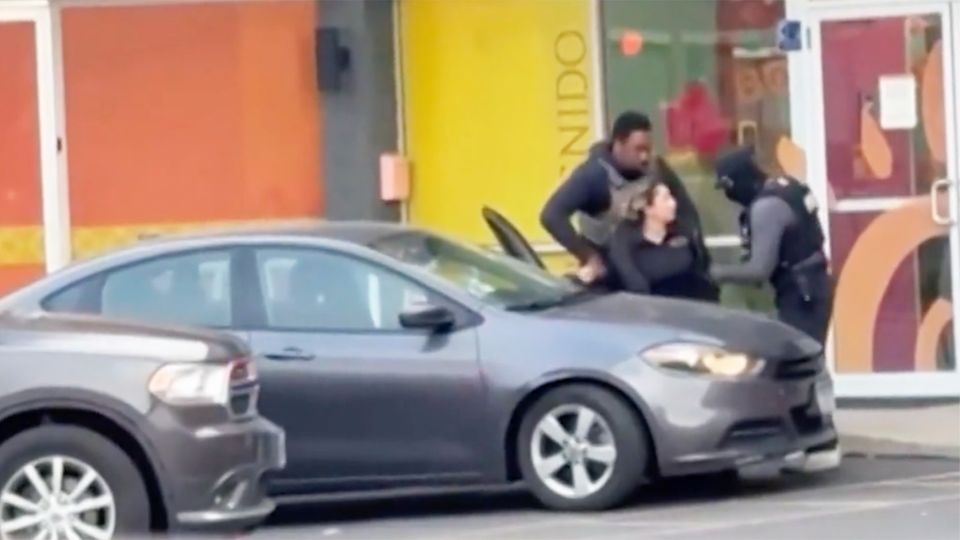 Brutaler ICE-Einsatz gegen Kita-Erzieherin: "Das ist weiße Vorherrschaft"