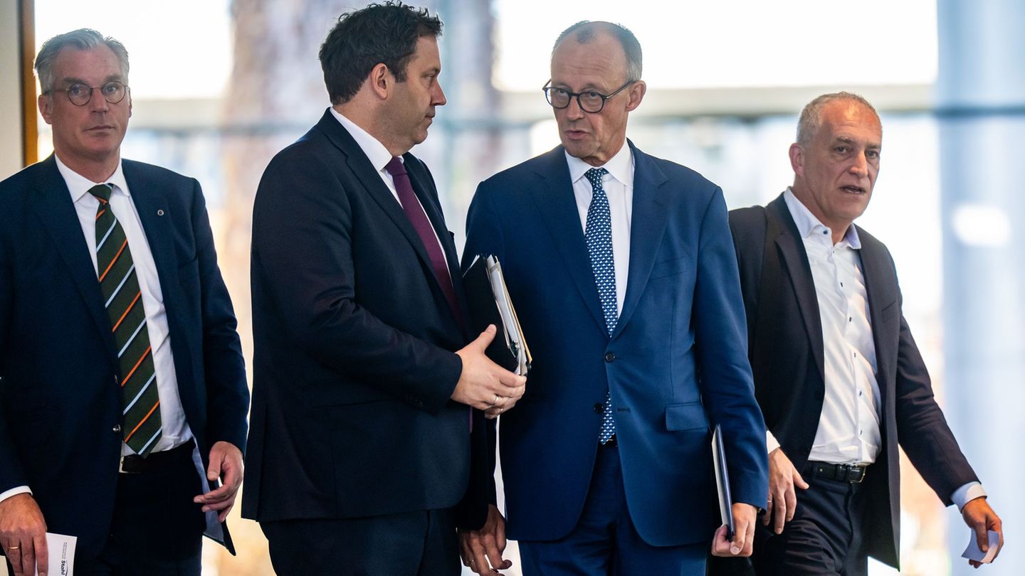 Die Stahlindustrie ist laut Bundeskanzler Merz in einer "existenzbedrohenden Krise". Bei einem "Stahlgipfel" im Kanzleramt ging