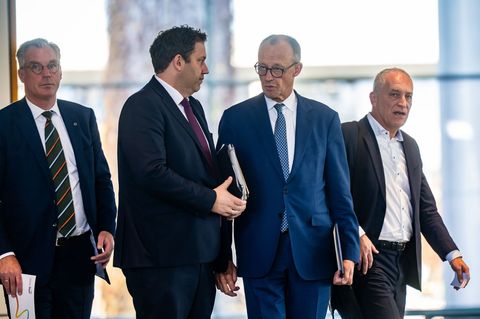 Die Stahlindustrie ist laut Bundeskanzler Merz in einer "existenzbedrohenden Krise". Bei einem "Stahlgipfel" im Kanzleramt ging