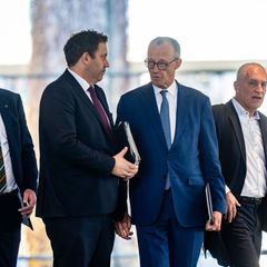 Die Stahlindustrie ist laut Bundeskanzler Merz in einer "existenzbedrohenden Krise". Bei einem "Stahlgipfel" im Kanzleramt ging