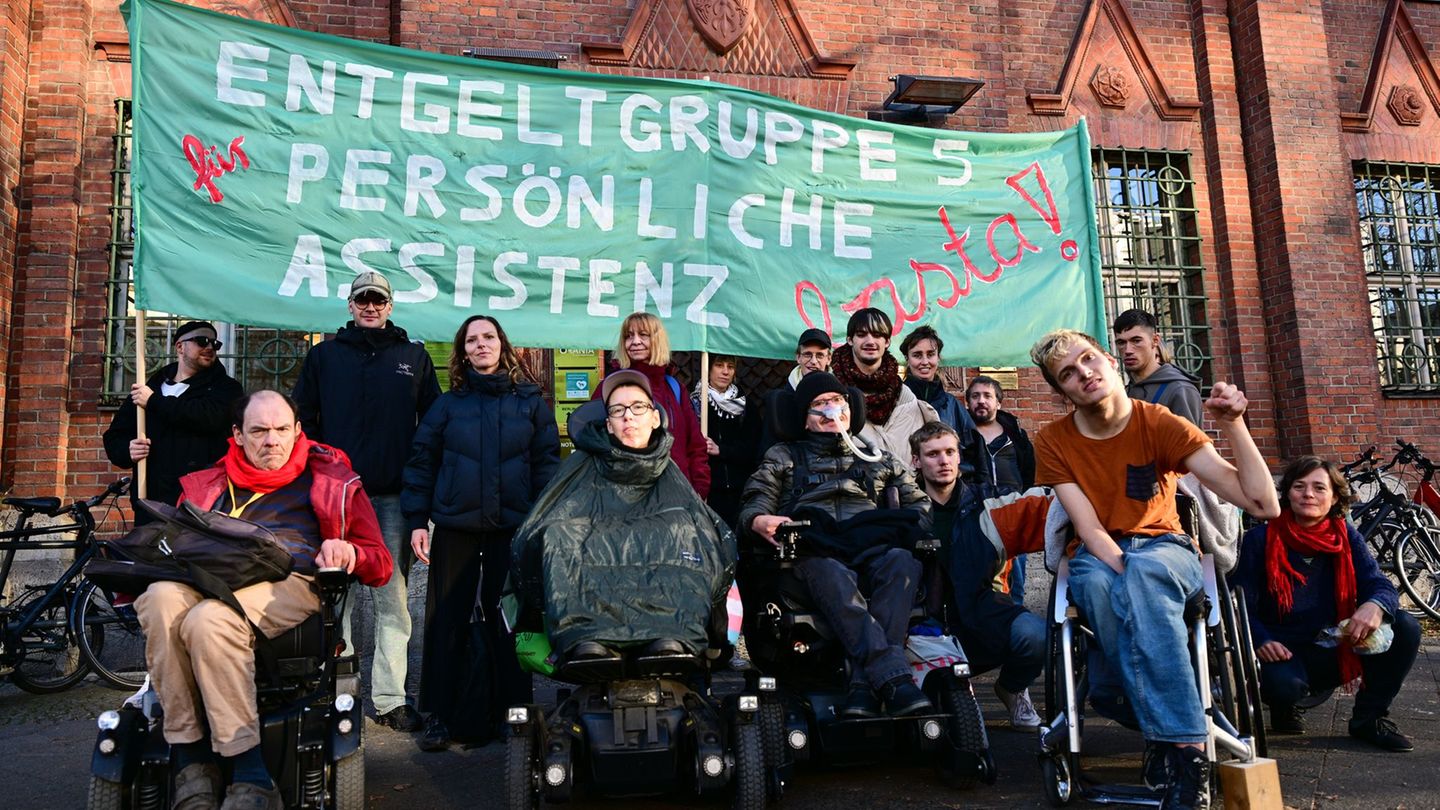 Eine Gruppe von Rollstuhlfahrern harrte rund 24 Stunden in der Senatsverwaltung für Soziales aus. Foto: Sebastian Christoph Goll