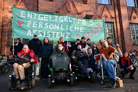 Eine Gruppe von Rollstuhlfahrern harrte rund 24 Stunden in der Senatsverwaltung für Soziales aus. Foto: Sebastian Christoph Goll