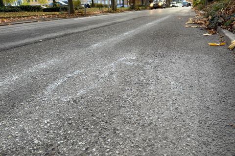 Aktivisten haben einen Fahrradweg auf die Straße gemalt. Foto: Valentin Gensch/dpa