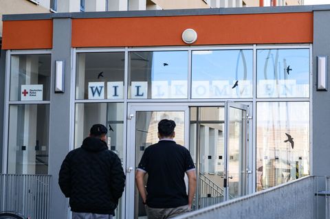 Asylbewerber bekommen in den Übergangseinrichtungen unter anderem Sprachkurse. Foto: Patrick Pleul/dpa