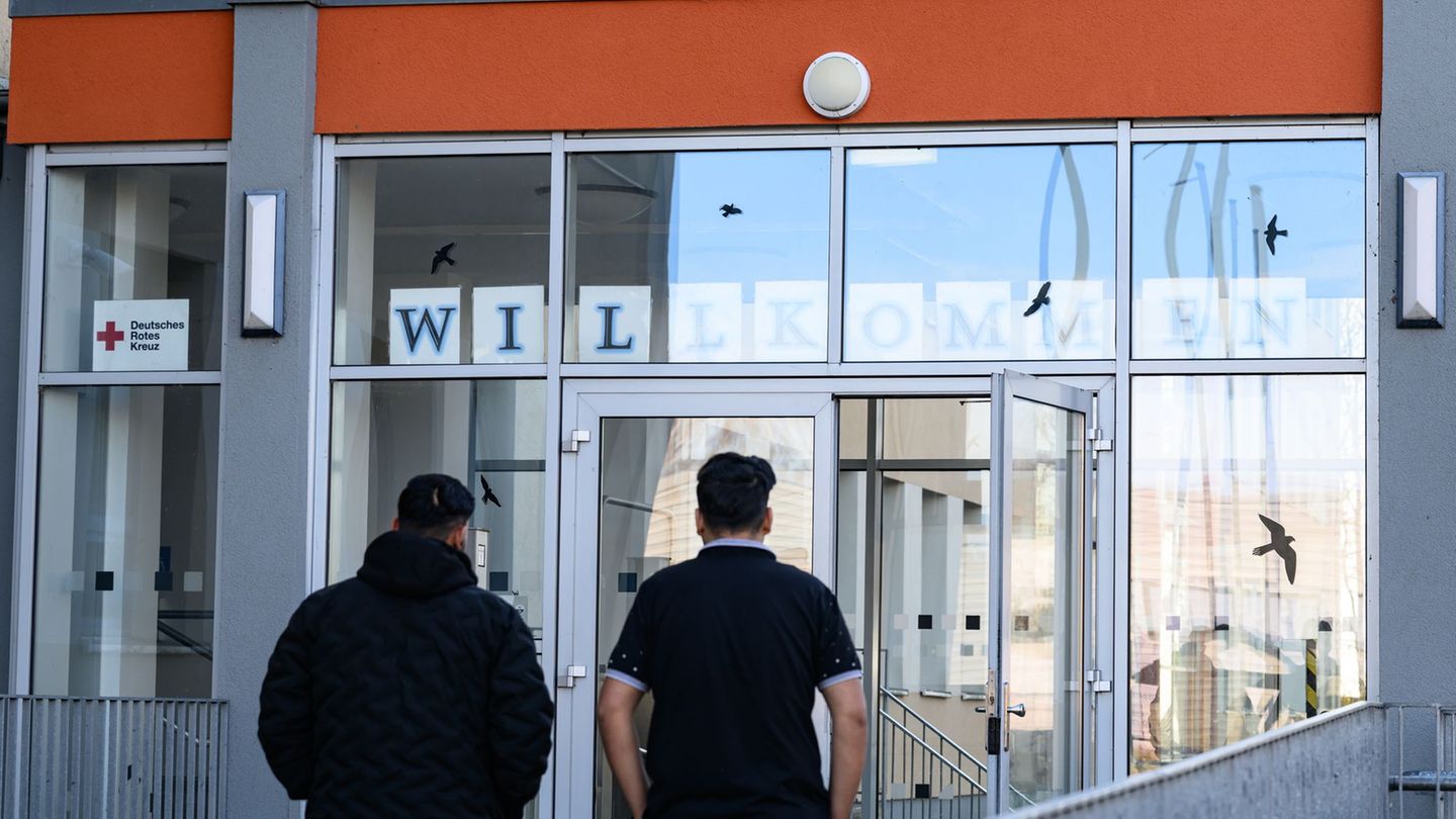 Asylbewerber bekommen in den Übergangseinrichtungen unter anderem Sprachkurse. Foto: Patrick Pleul/dpa