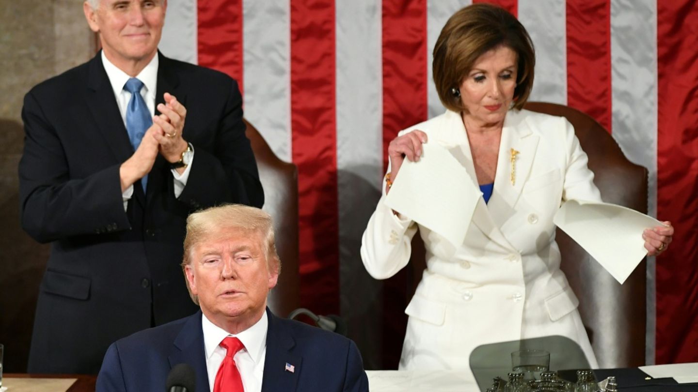 Pelosi zerreißt Trumps Redetext