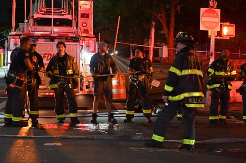 Feuerwehr-Leute im Einsatz.