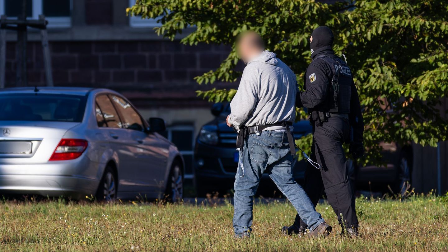Der Waffenfund in Wien steht im Zusammenhang mit den Ermittlungen zu den Festnahmen in Berlin. (Archivbild) Foto: Philipp von Di