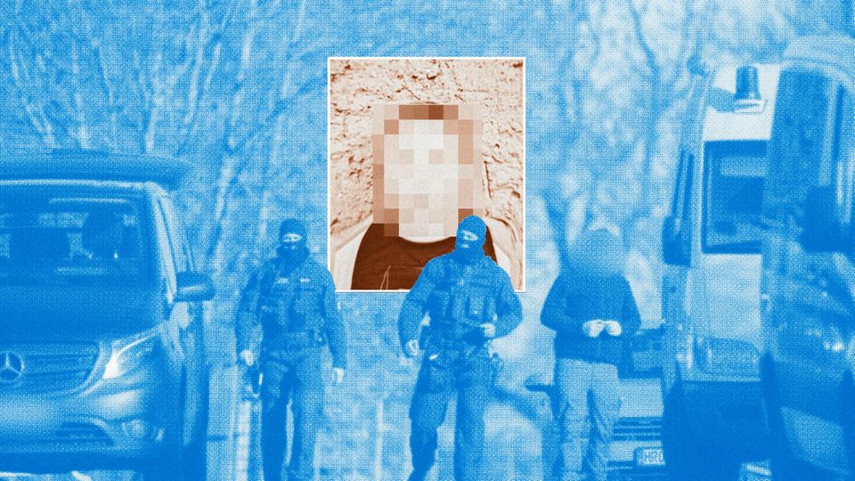 Fall Fabian: Polizeibeamte laufen bei einer Hausdurchsuchung in Reimershagen über die Straße