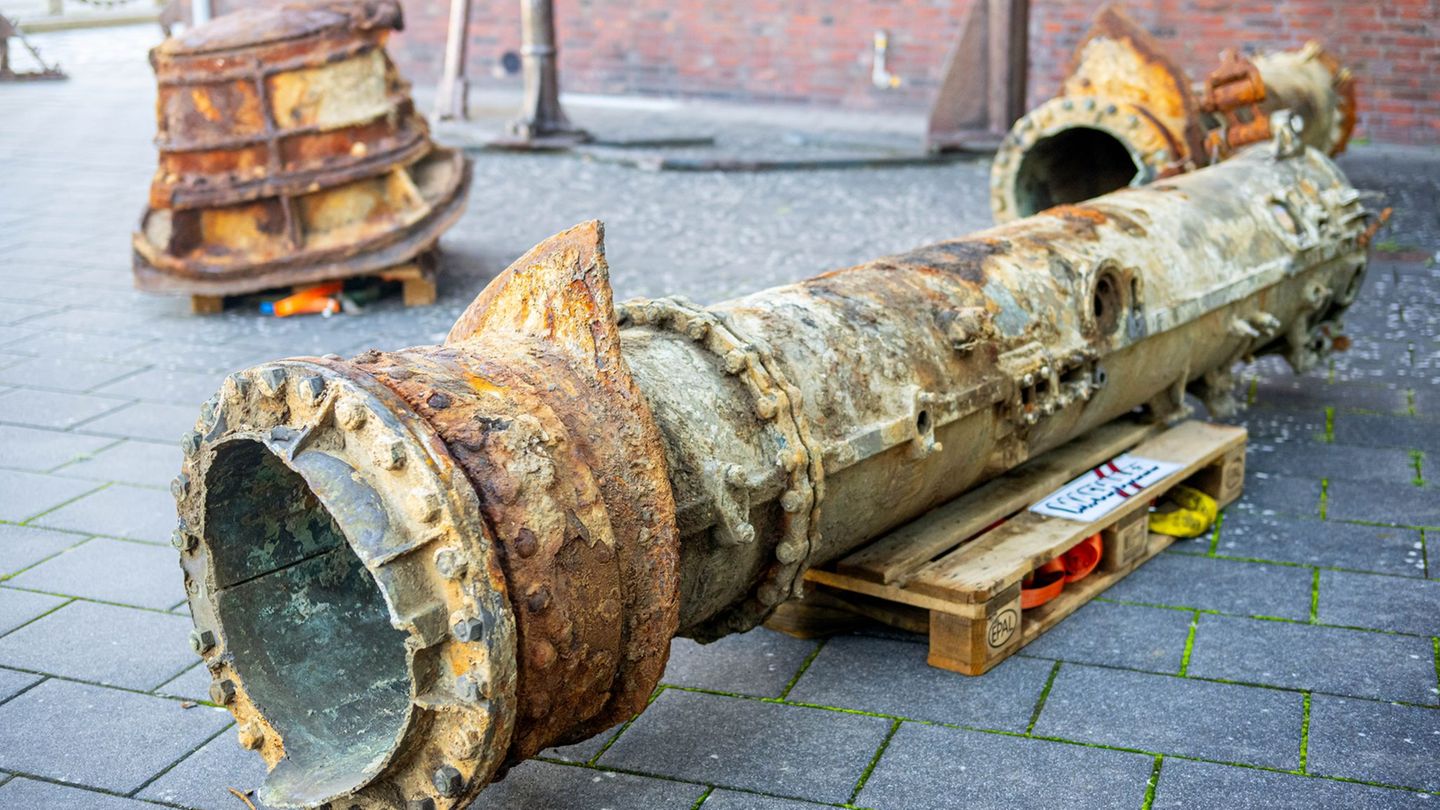 Das Torpedorohr soll künftig in Dresden ausgestellt werden. Foto: Sina Schuldt/dpa