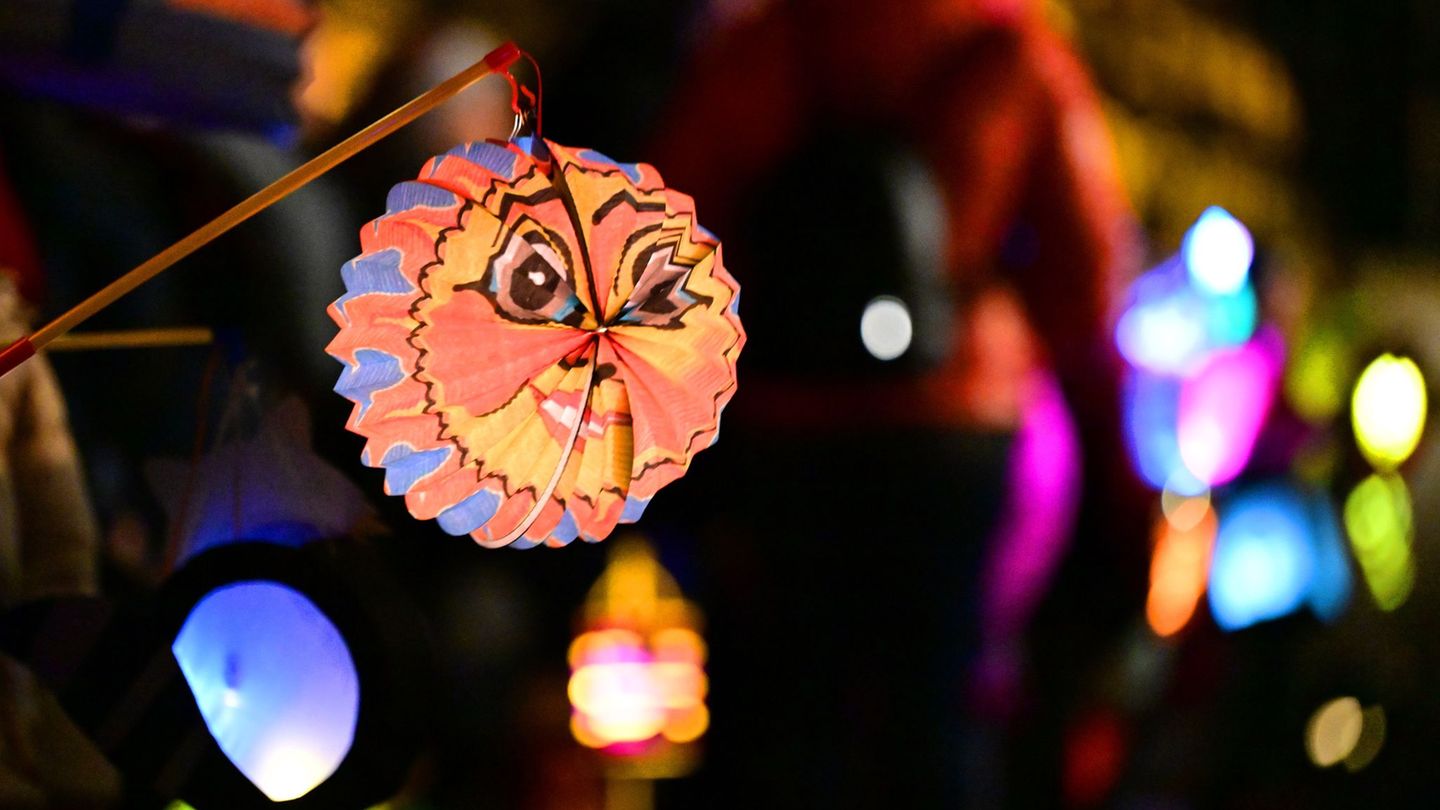 Auch in Sachsen finden in diesem Jahr vielerorts Lampionumzüge statt. (Symbolbild) Foto: Martin Schutt/dpa