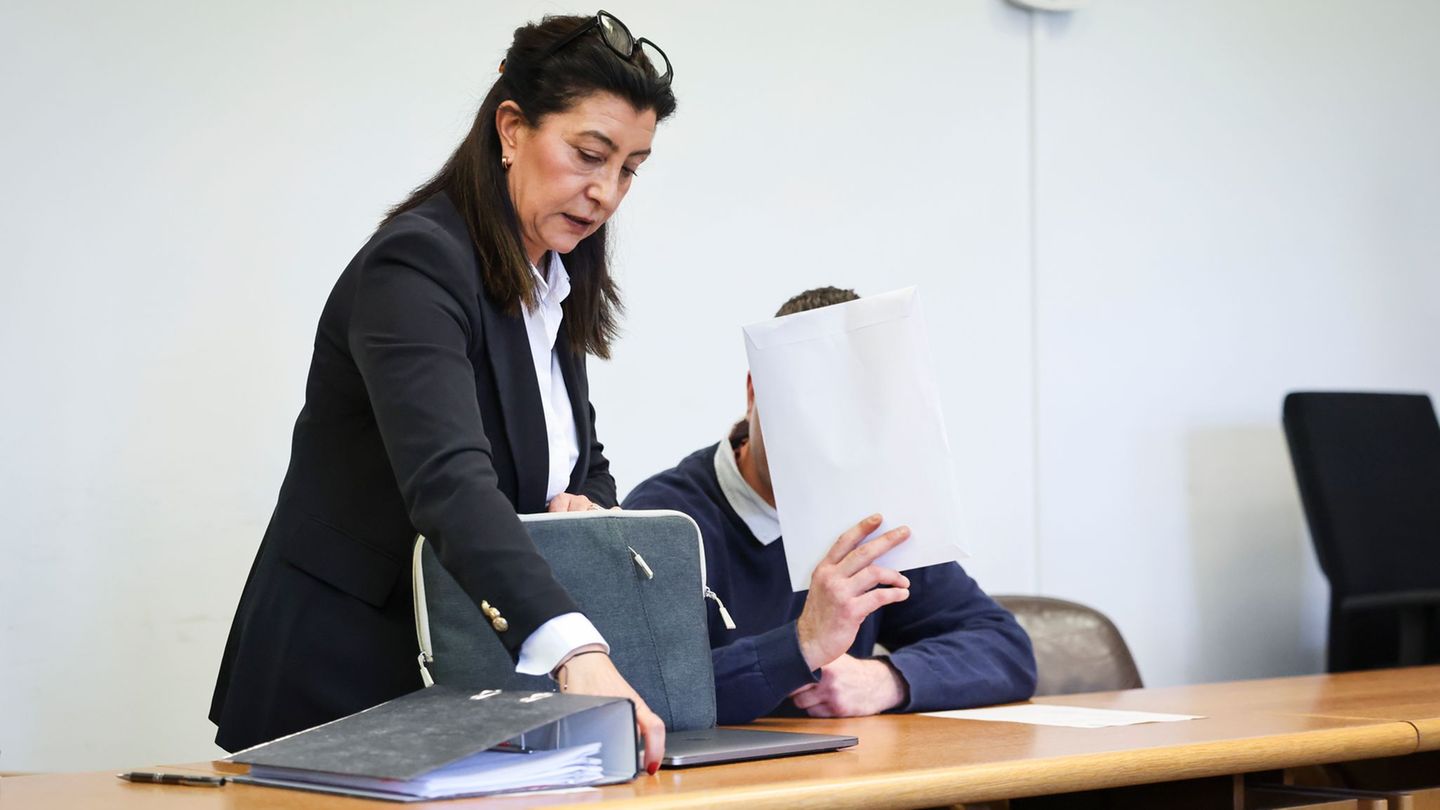 Wegen tödlicher Messerstiche steht ein Mann aus Neumünster in Kiel vor Gericht. Foto: Christian Charisius/dpa