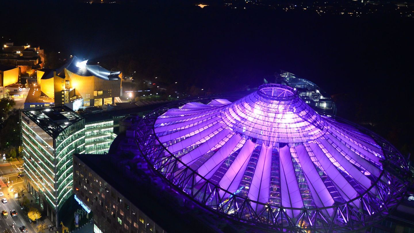 Das Zeltdach könnte Kulisse für einen Science-Film sein - nun wird sie es für Schlittschuhläufer. (Archivbild) Foto: picture all