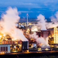 Der CO2-Ausstoß der Industrie belastet das Klima. (Archivbild) Foto: Julian Stratenschulte/dpa