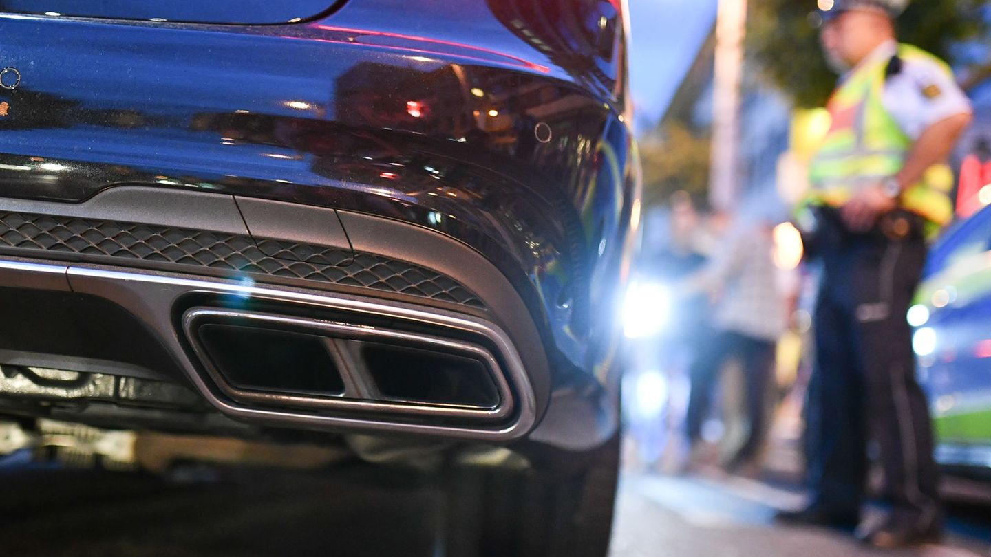 Polizei greift durch: Unfall bei Autorennen in Krefeld: Rollerfahrer verletzt