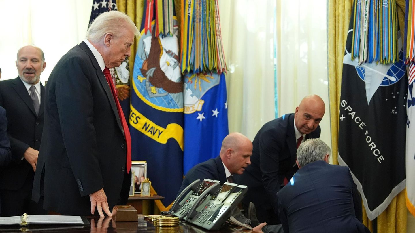 US-Präsident Donald Trump schaut zu dem kollabierten Mann, um den sich gekümmert wird