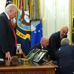 US-Präsident Donald Trump schaut zu dem kollabierten Mann, um den sich gekümmert wird