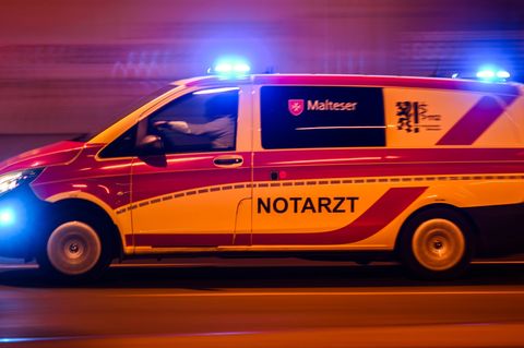 Der Verletzte wurde mit Hilfe eines Krans aus der Baugrube gerettet und in ein Krankenhaus gebracht. (Symbolbild) Foto: Robert M