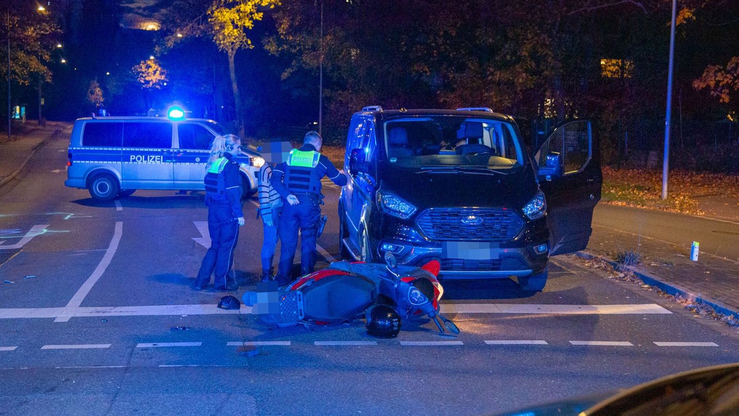 Die Polizei kassierte die Autos der beiden jungen Männer ein, ihre Handys und Führerscheine gleich dazu. Foto: Alexander Forstre