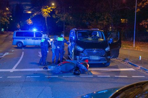 Die Polizei kassierte die Autos der beiden jungen Männer ein, ihre Handys und Führerscheine gleich dazu. Foto: Alexander Forstre
