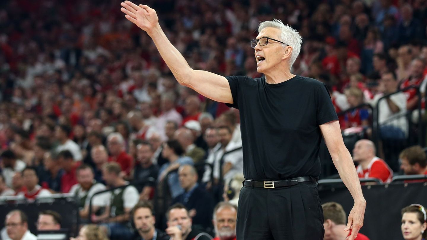 Bayern-Trainer Gordon Herbert gewann mit seinem Team auch bei Paris Basketball. (Archivbild) Foto: Matthias Stickel/dpa