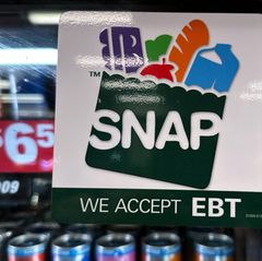 Ein Geschäft in den USA weist auf die Akzeptanz von Snap hin, dem Programm für Lebensmittelhilfen in den Vereinigten Staaten