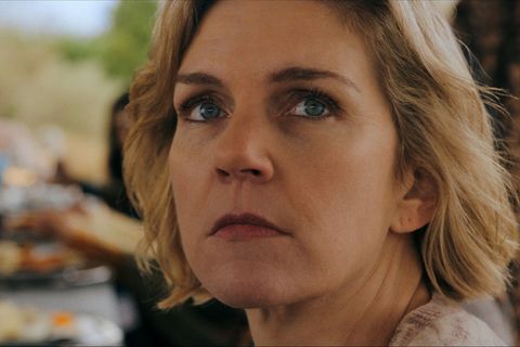 Carol (Rhea Seehorn) muss in "Pluribus" feststellen, dass sich die Welt über Nacht stark verändert hat. Skeptische, ja übellaunige Menschen wie sie werden mit viel Verständnis behandelt, sind aber krasse Außenseiter. Die genial konzipierte Apple-Serie vereinigt Elemente von Sci-Fi, Drama, Comedy und philosophischem Gedankenexperiment.