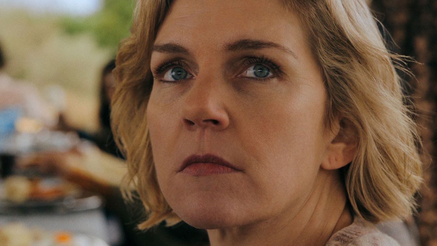 Carol (Rhea Seehorn) muss in "Pluribus" feststellen, dass sich die Welt über Nacht stark verändert hat. Skeptische, ja übellaunige Menschen wie sie werden mit viel Verständnis behandelt, sind aber krasse Außenseiter. Die genial konzipierte Apple-Serie vereinigt Elemente von Sci-Fi, Drama, Comedy und philosophischem Gedankenexperiment.