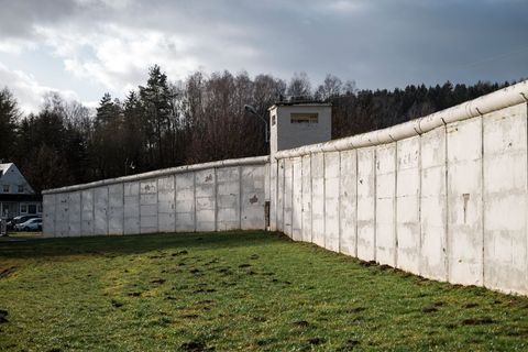 Blick auf die Mauer, die einst Mödlareuth teilte. (Archivbild) Foto: Daniel Vogl/dpa