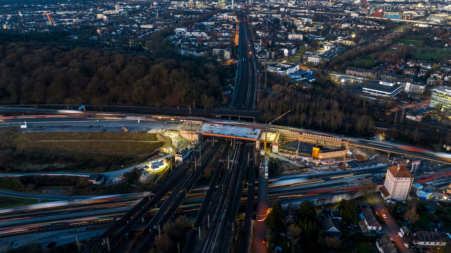 Zehn Tage lang wird die A3 rund um das Autobahnkreuz Kaiserberg voll gesperrt. (Archivbild) Foto: Christoph Reichwein/dpa