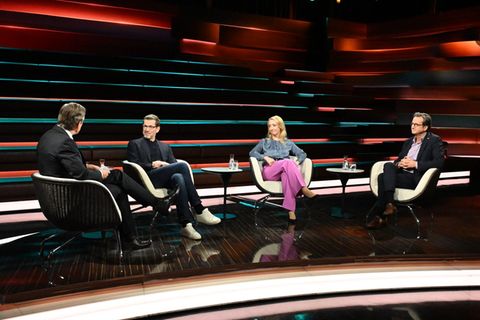 Im ZDF-Talk diskutierten, von links: Moderator Markus Lanz, Karl-Theodor zu Guttenberg, Melanie Amann und Stephan Grünewald.