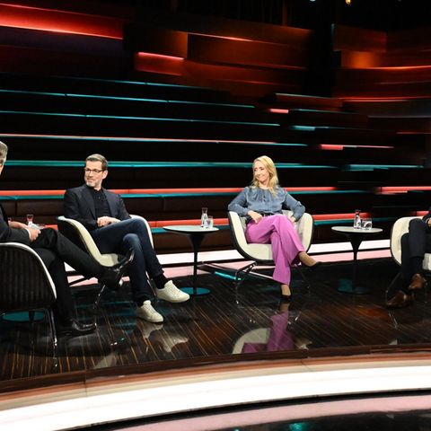 Im ZDF-Talk diskutierten, von links: Moderator Markus Lanz, Karl-Theodor zu Guttenberg, Melanie Amann und Stephan Grünewald.