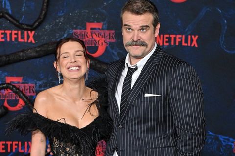 Millie Bobby Brown und ihr "Stranger Things"-Kollege David Harbour strahlen bei der Premiere