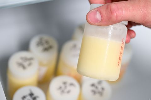 Laut dem Verein Frauenmilchbank-Initiative versorgen aktuell rund 55 Frauenmilchbanken an deutschen Kliniken bedürftige Frühgebo