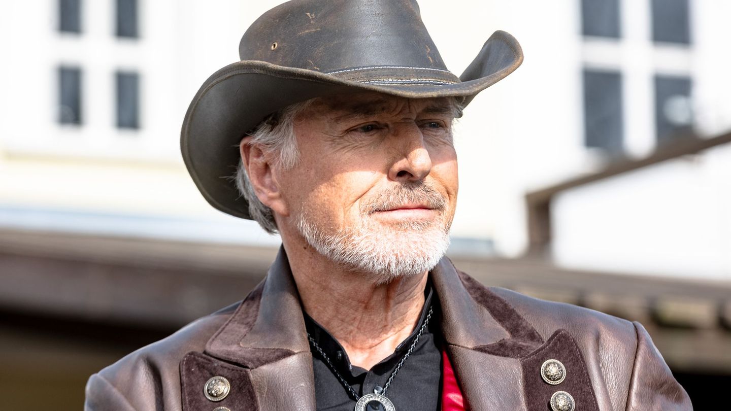 Nick Wilder setzt sich im Roman "Vaterliebe" mit der Verdrängung des Nationalsozialismus und der steten Gefahr des Rechtsextremi