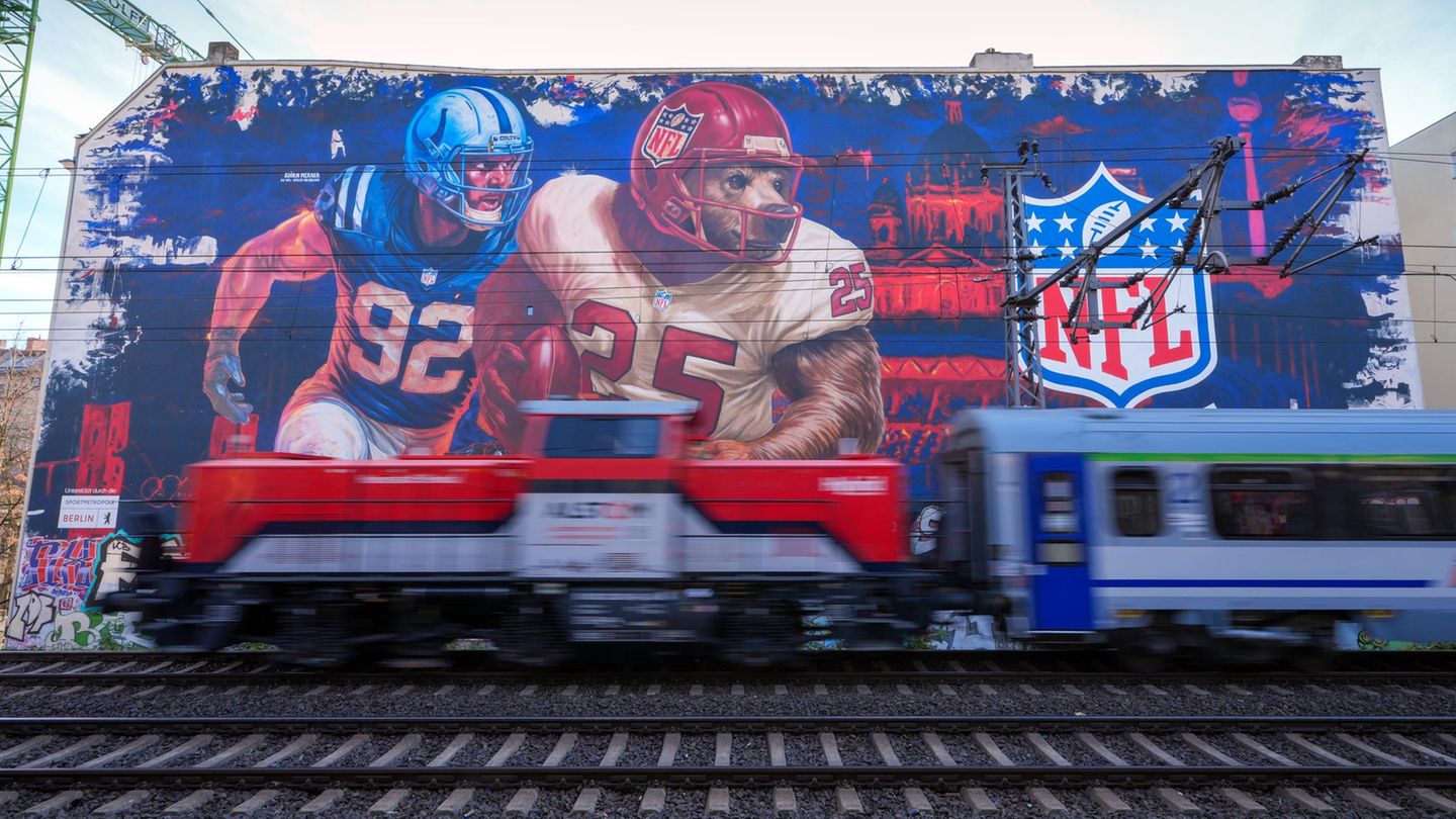 1000 Quadratmeter groß: Mitten in Berlin prangt ein NFL-Wandbild. Foto: Soeren Stache/dpa