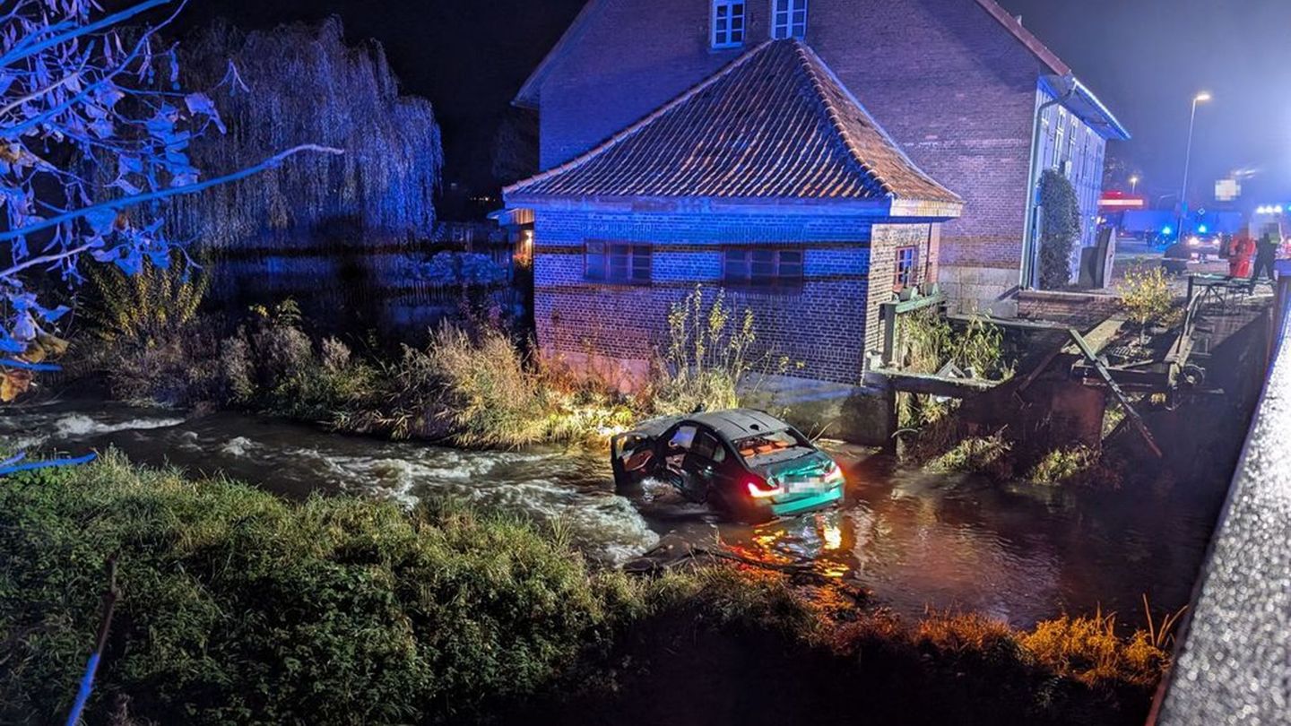 Ein Auto durchbricht ein Brückengeländer und landet in der Wiedau, zwei junge Männer werden leicht verletzt. Foto: Freiwillige F