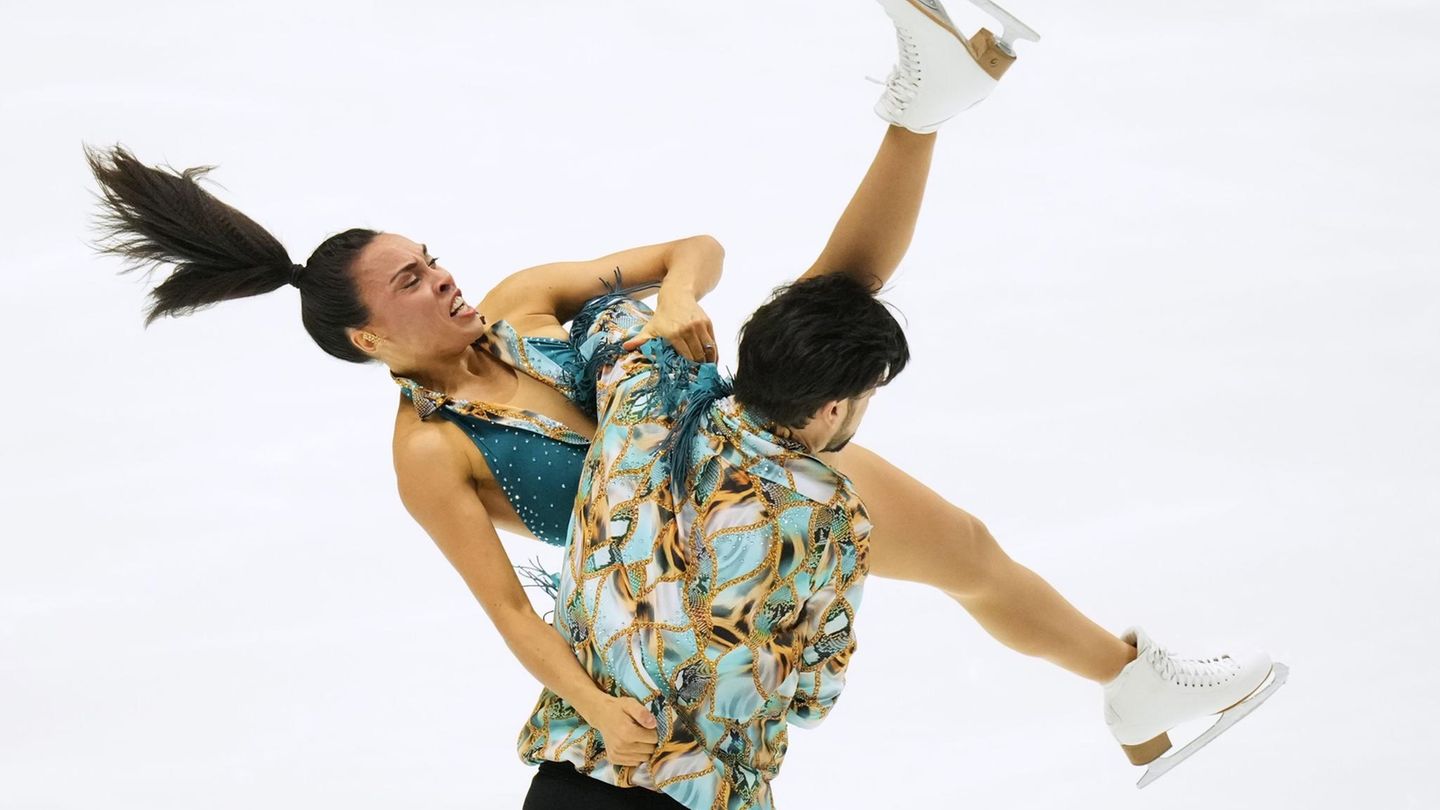 Kadoma, Japan. Das deutsche Eiskunstlaufpaar Jennifer Janse Van Rensburg und Benjamin Steffan kämpft beim Eiskunstlauf-Gand-Prix von Osaka um eine gute Platzierung. In manchen Momenten lässt sich die Anstrengung hinter der vermeintlichen Leichtigkeit nicht verbergen